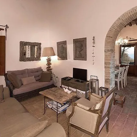 In Sleeps 4 Includes Swimming Pool 8