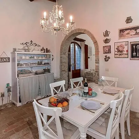 In Sleeps 4 Includes Swimming Pool 8